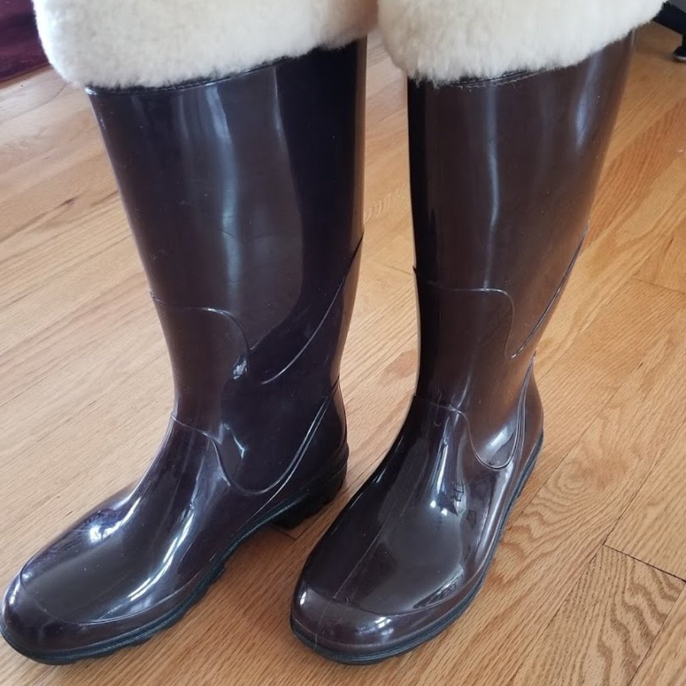 NWOT Shearling trimmed, fleece-lined glossy boots